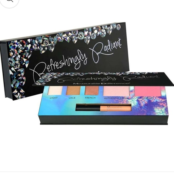 Refreshingly radiant Diamond Collection Radiant Eyeshadow & Blush Palette - Picture 1 of 5